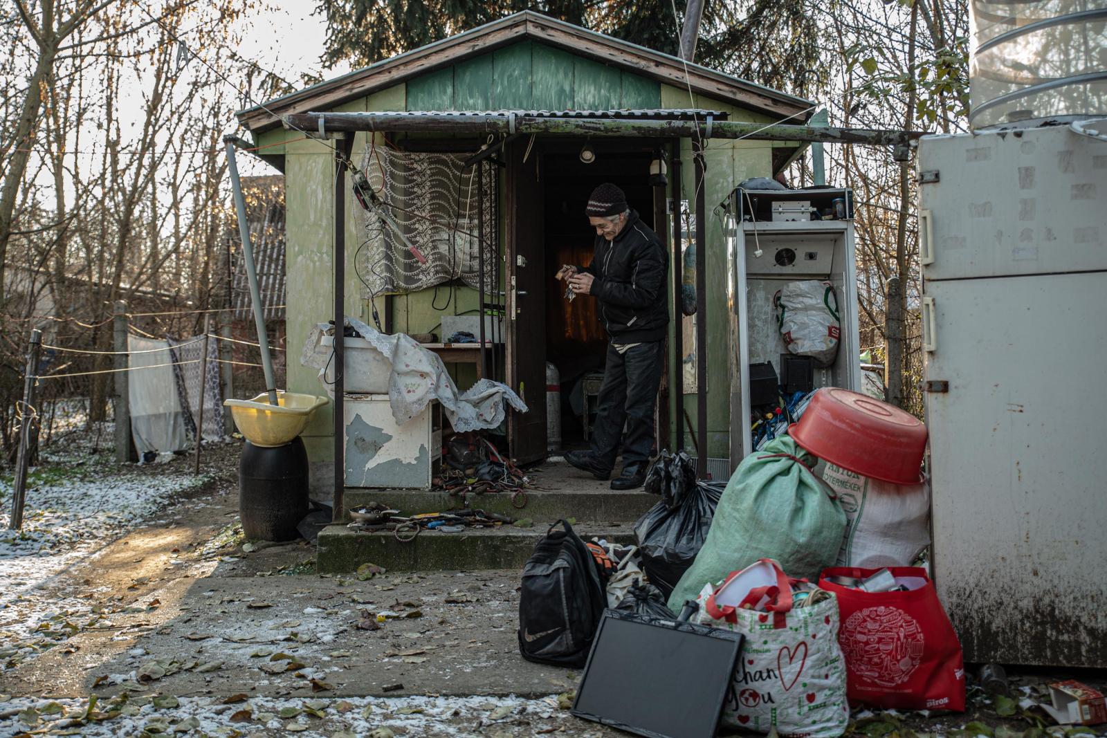 János a Pest megyei Gomba külterületén található kunyhóból párjával, Ibolyával az Utcáról Lakásba Egyesület segítségével költözhetett lakásba