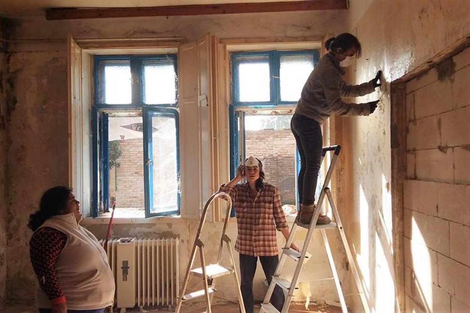 Önkéntesek dolgoznak az Utcáról Lakásba! Egyesület egyik lakásfelújításán