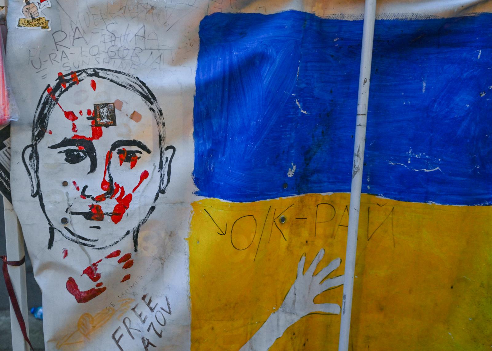 Putyin-ellenes, Ukrajna-párti üzenetek a tallinni orosz nagykövetség egykori épületének a kerítésén. 