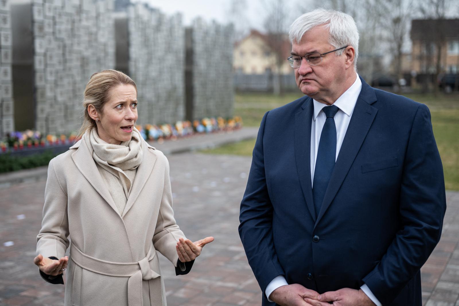 Kaja Kallas és Andrij Szibiha a bucsai áldozatok emlékhelyénél március 31-én 