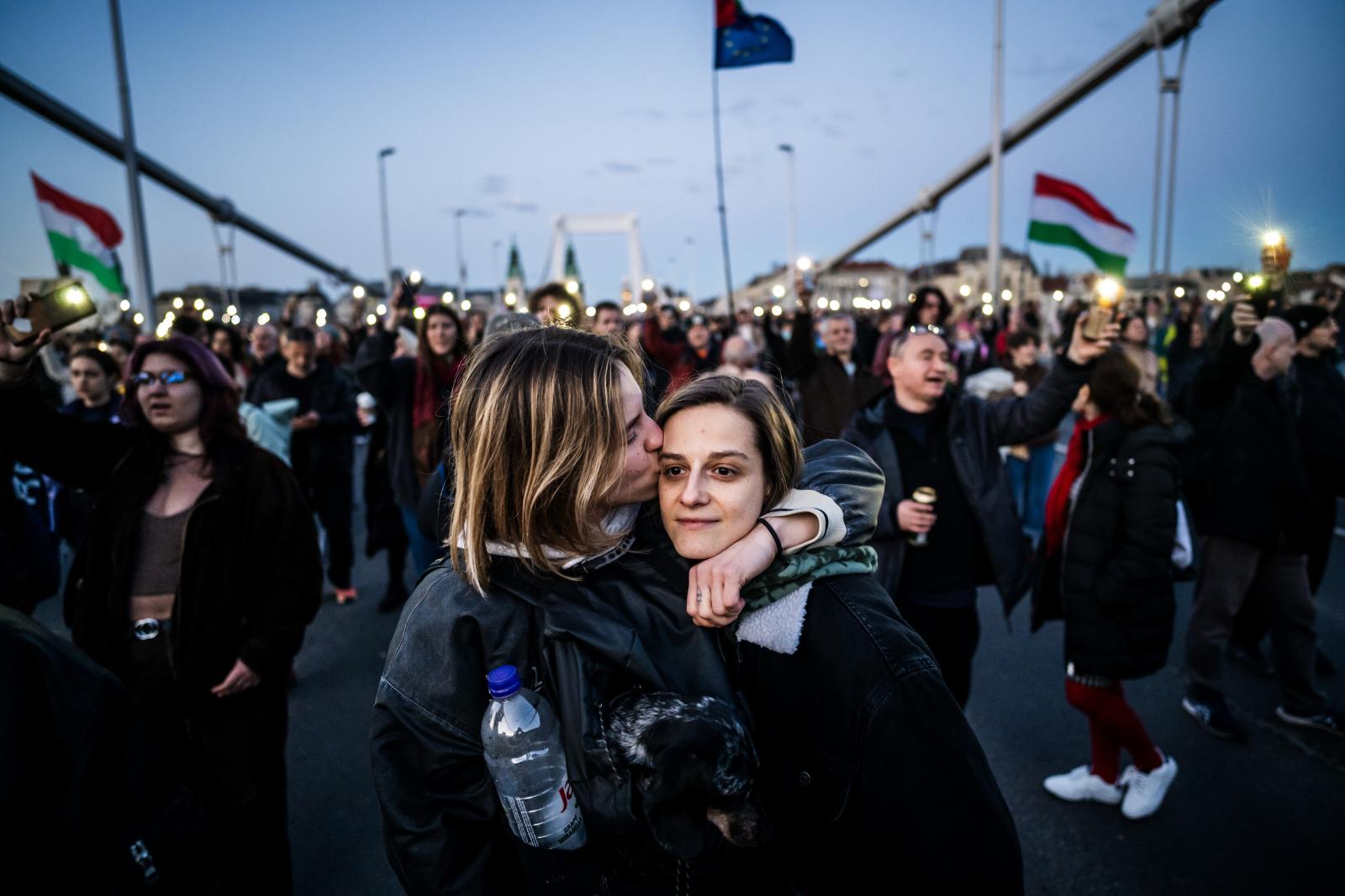 Escher Károly-díj, a legjobb Magyarországon készült hírképért és a Hír- és eseményfotó kategória győztese Szajki Bálint: A forradalom éneke című felvétele