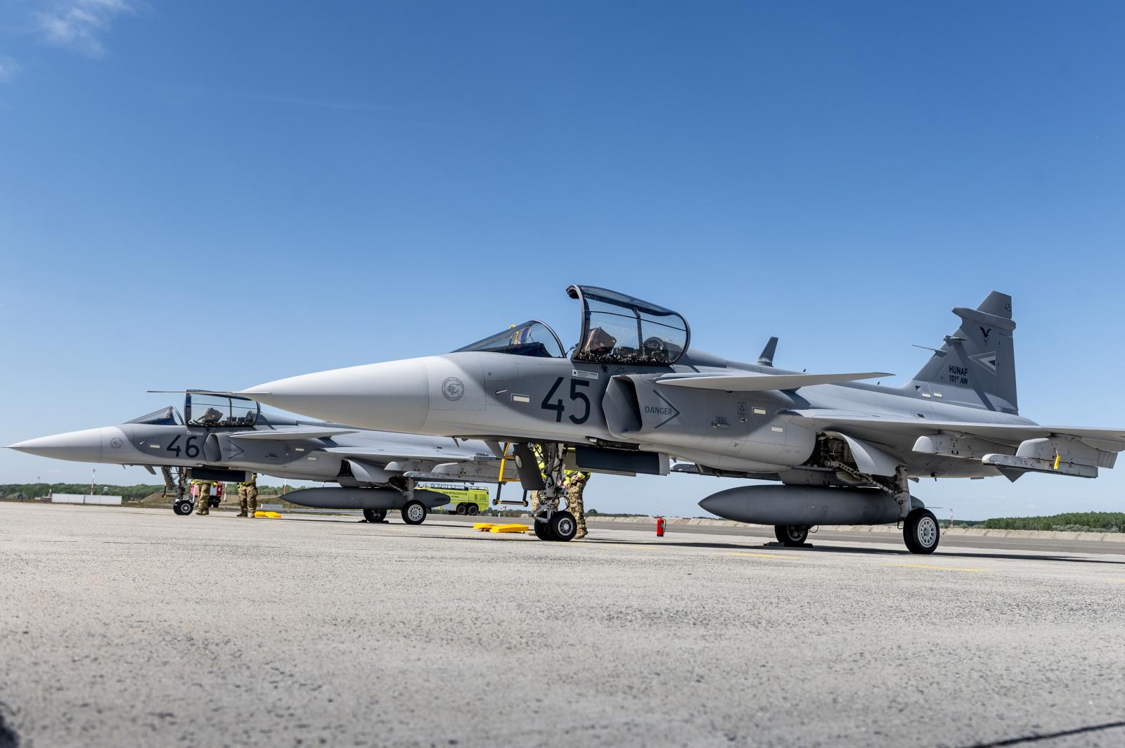 Megérkezett a kecskeméti repülőbázisra a két új Gripen harcászati repülőgép