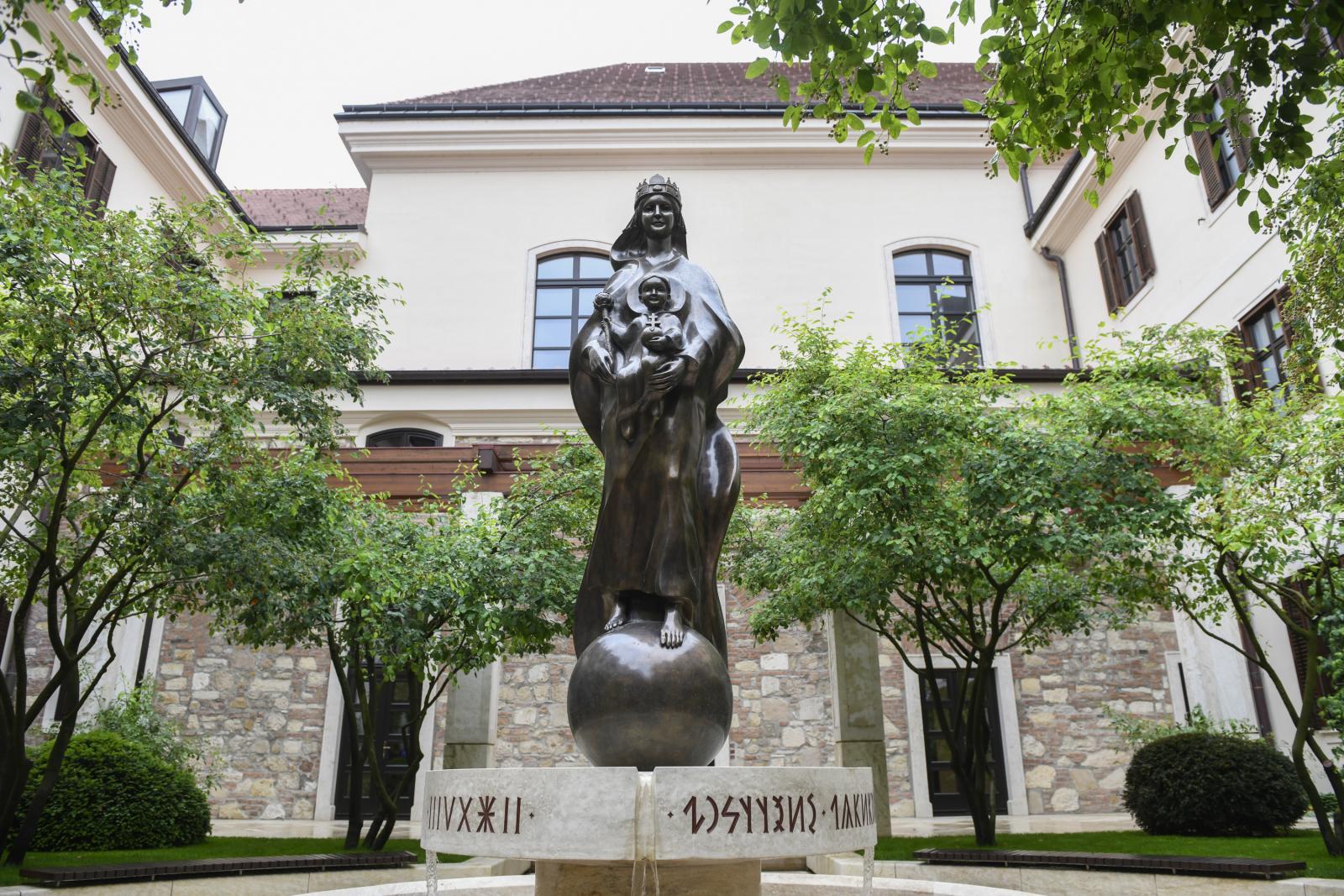 Magyarok Nagyasszonya-szobor, Karmelita kolostor udvara