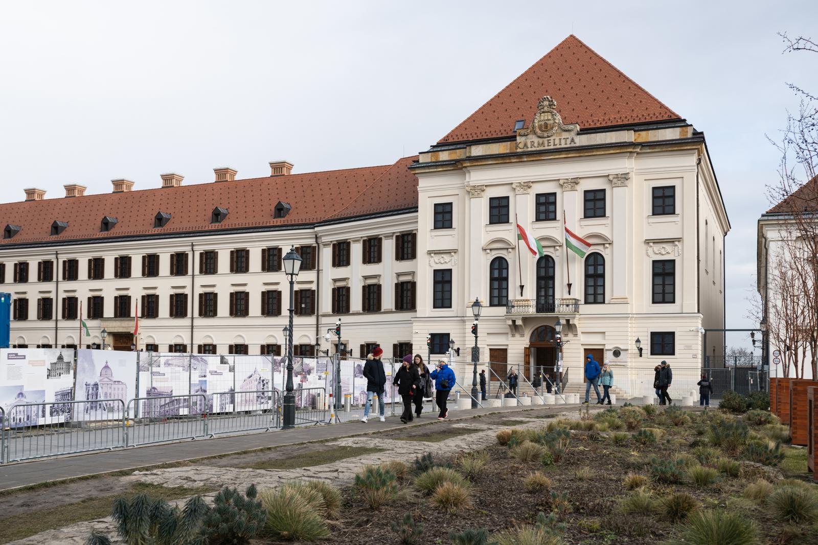 Magyarok Nagyasszonya-szobor, Karmelita kolostor udvara