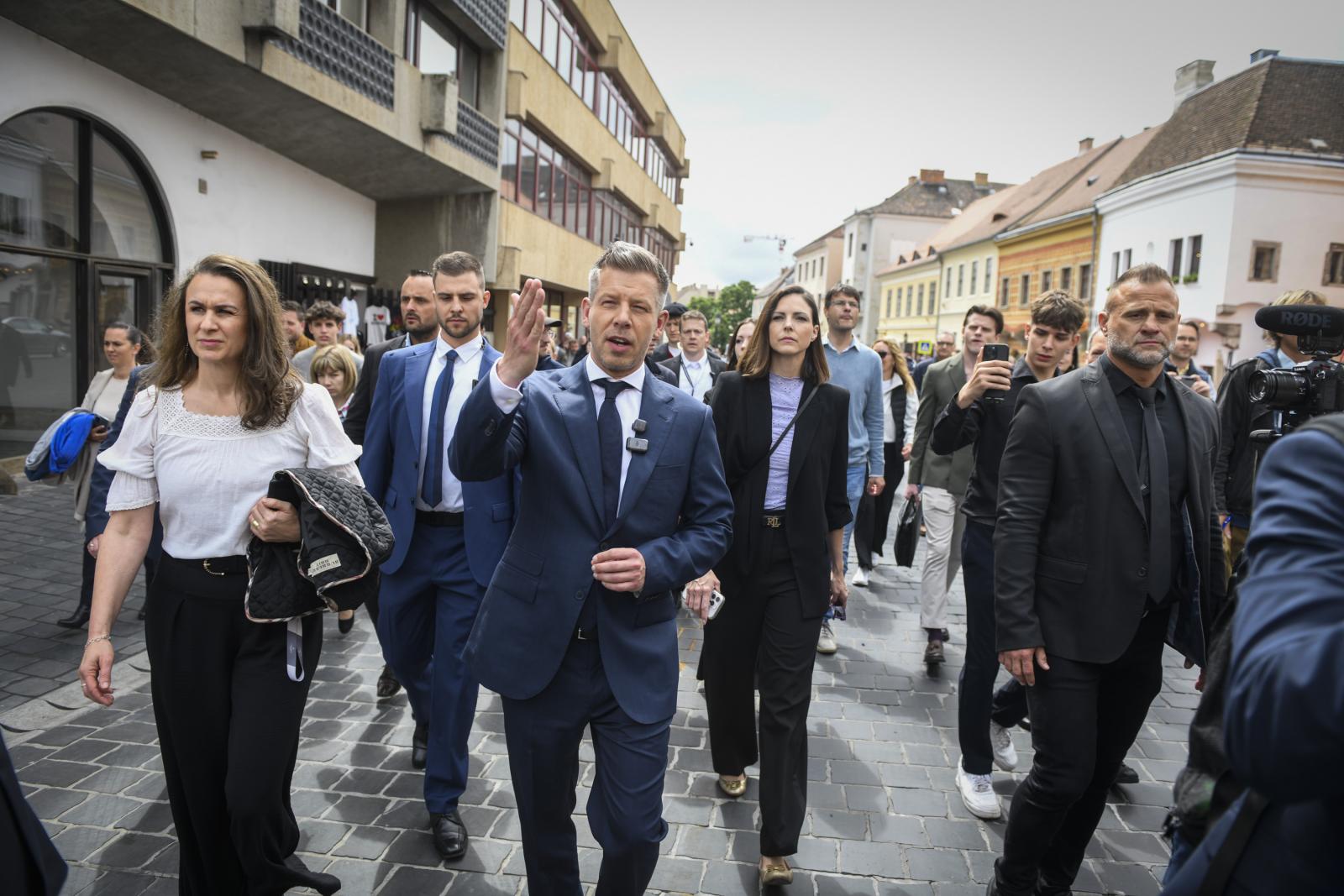 Magyarok Nagyasszonya-szobor, Karmelita kolostor udvara