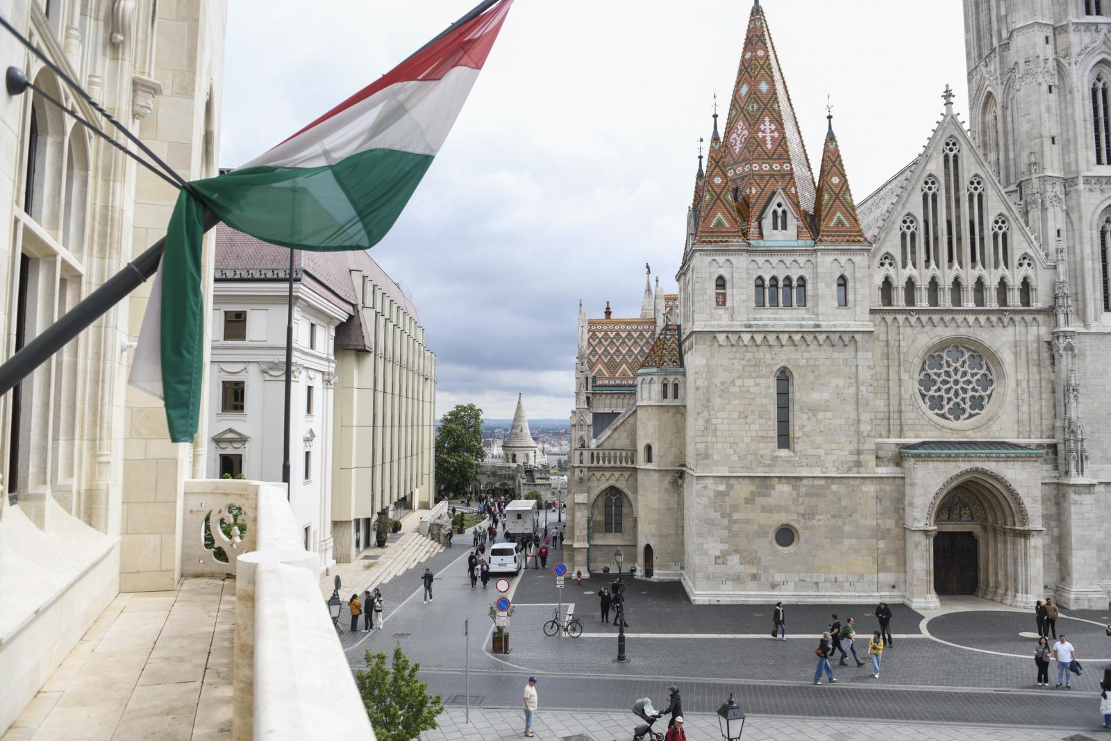 Magyarok Nagyasszonya-szobor, Karmelita kolostor udvara