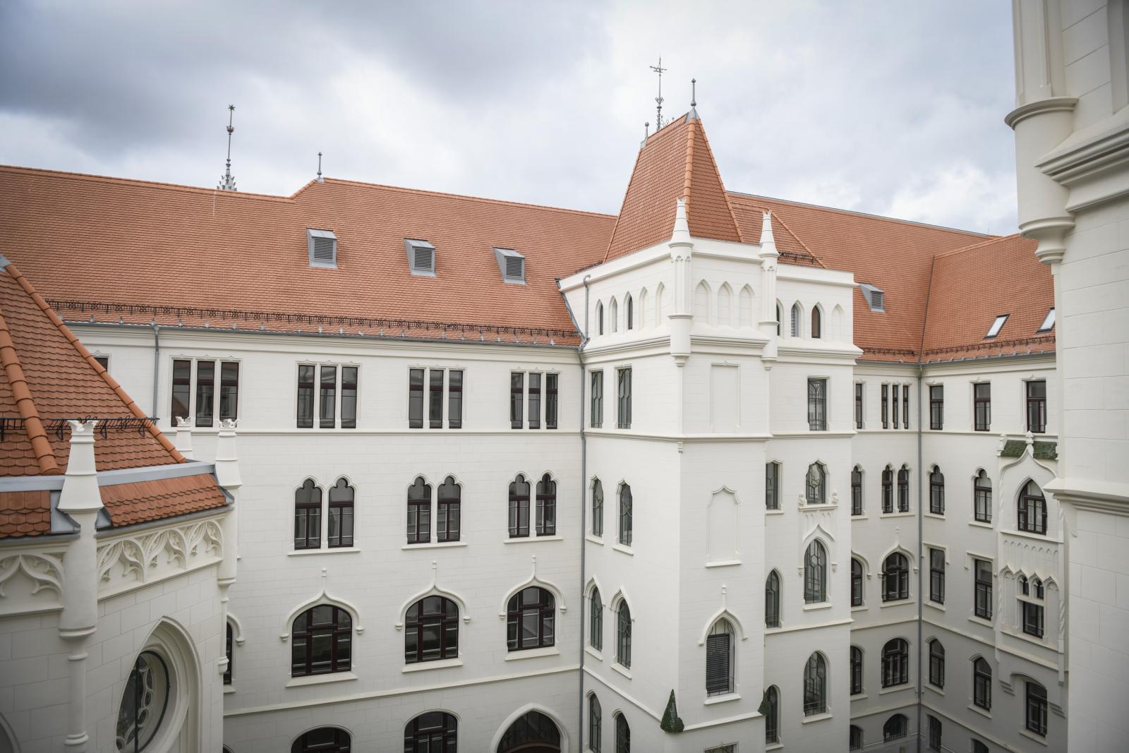 Magyarok Nagyasszonya-szobor, Karmelita kolostor udvara