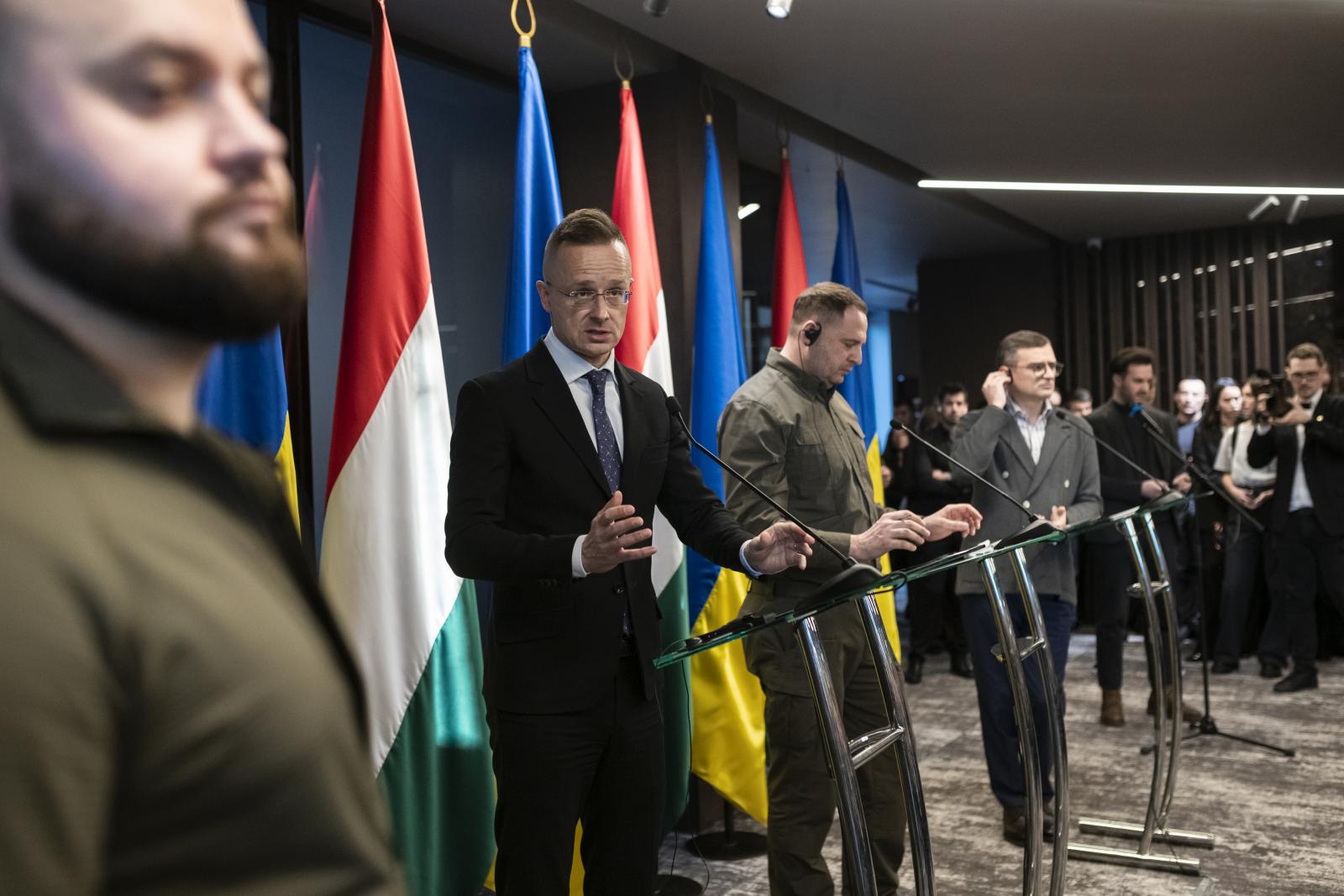 Szijjártó Péter külügyminiszter 2024. januári kárpátaljai látogatásán adta át az Orbán-kormány 11 pontos követeléslistáját ukrán kollégájának, Dmitro Kulebának