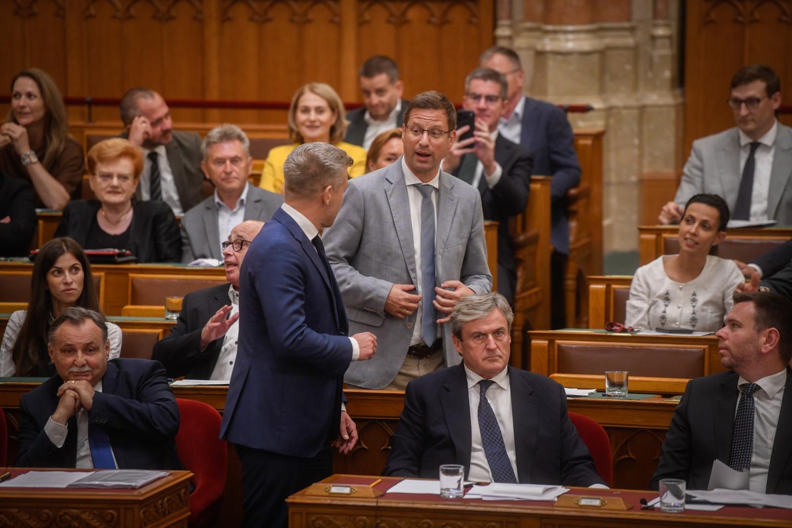 Magyar Péter a padsorok között odalépett Gulyás Gergelyhez, és így is folytatta a vitát