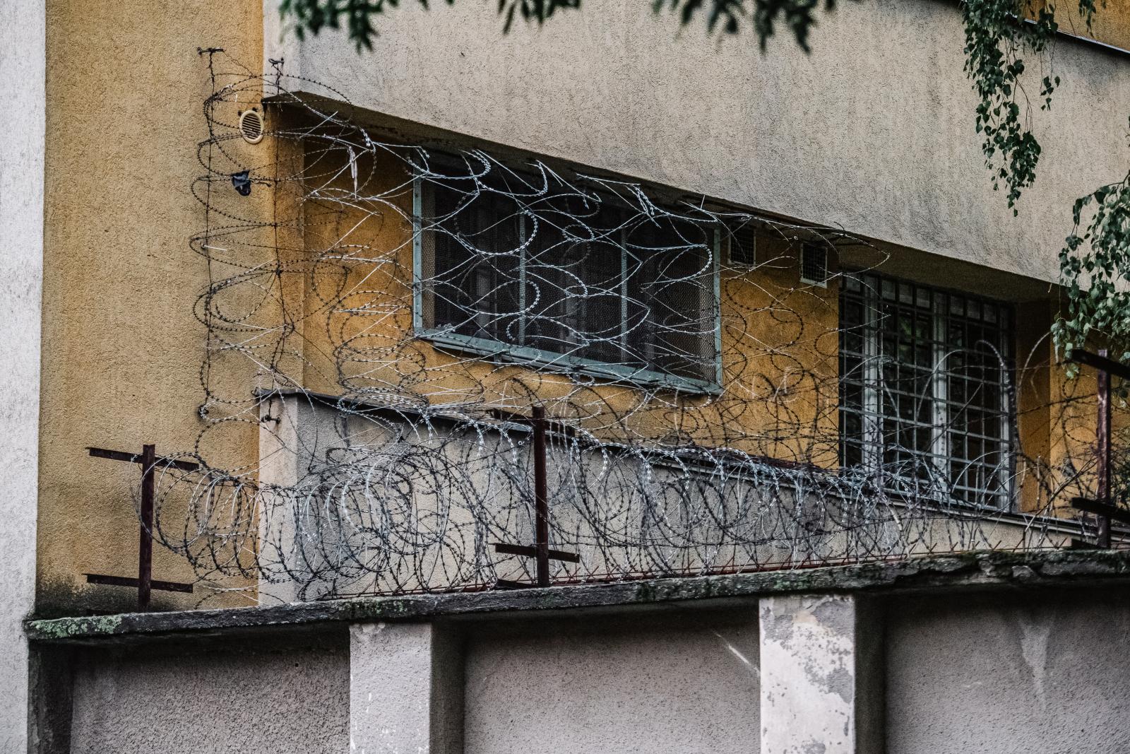 Szögesdrót. Nem bántalmazásokat látni a rendszerben, hanem a bántalmazó rendszer működését