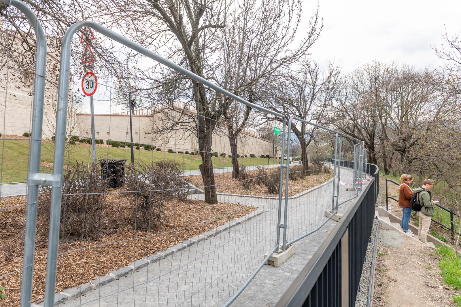 A kerítést elbontották, a Citadella látogatható, parkolni
viszont alig lehet