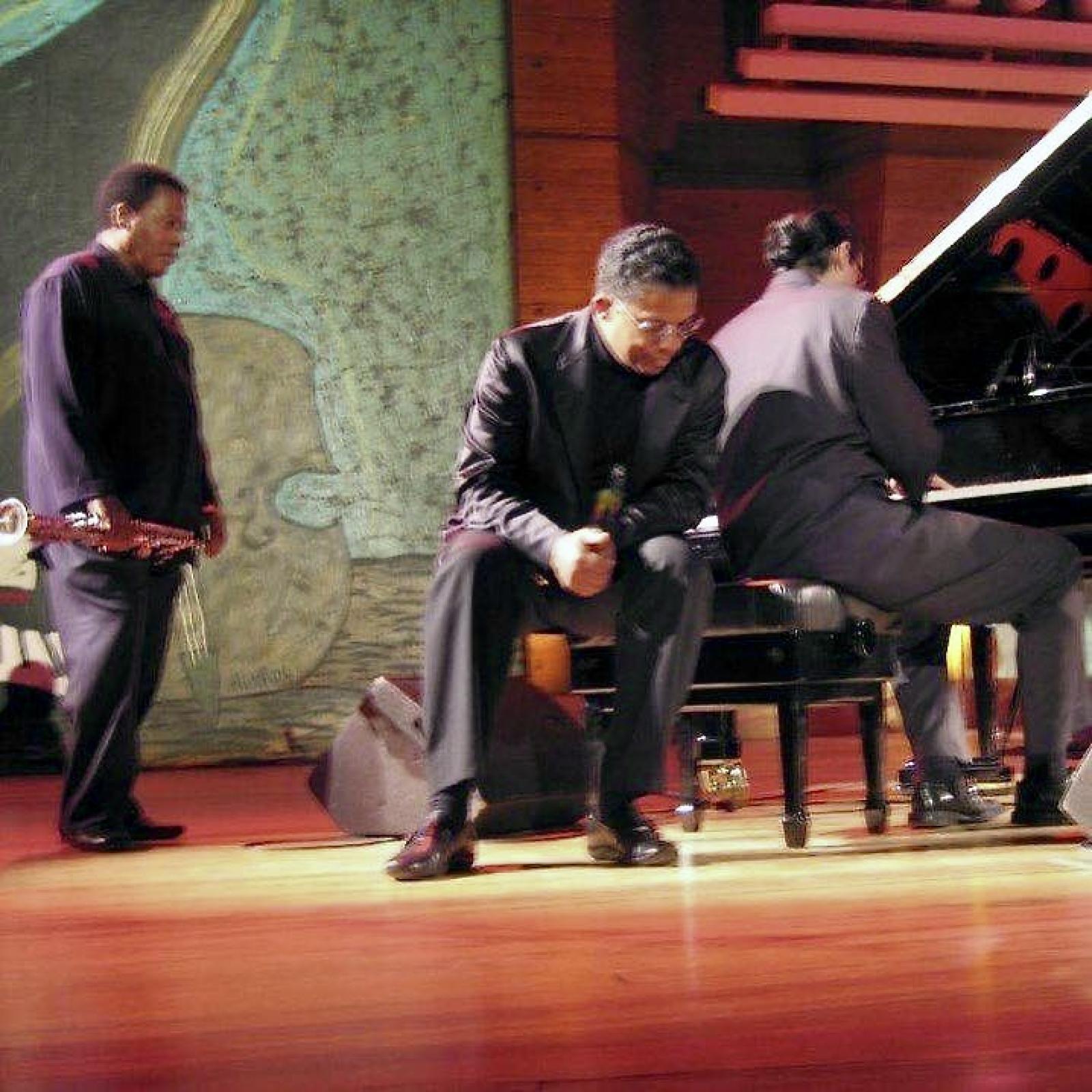 Egy széken Herbie Hancockkal, a háttérben Wayne Shorter