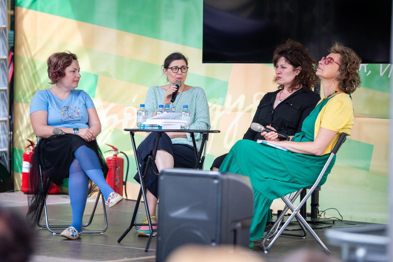 Békési Tímea, Kassai Szilvia, Mucsi Georgina az Elveszett gyermekkorról szóló pódiumbeszélgetésen