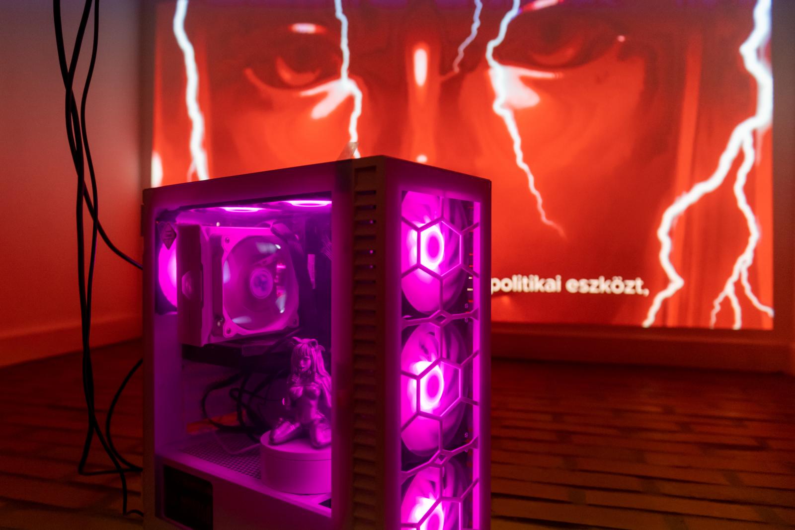 A kiállítás a virtualitás árnyoldalára is koncentrál