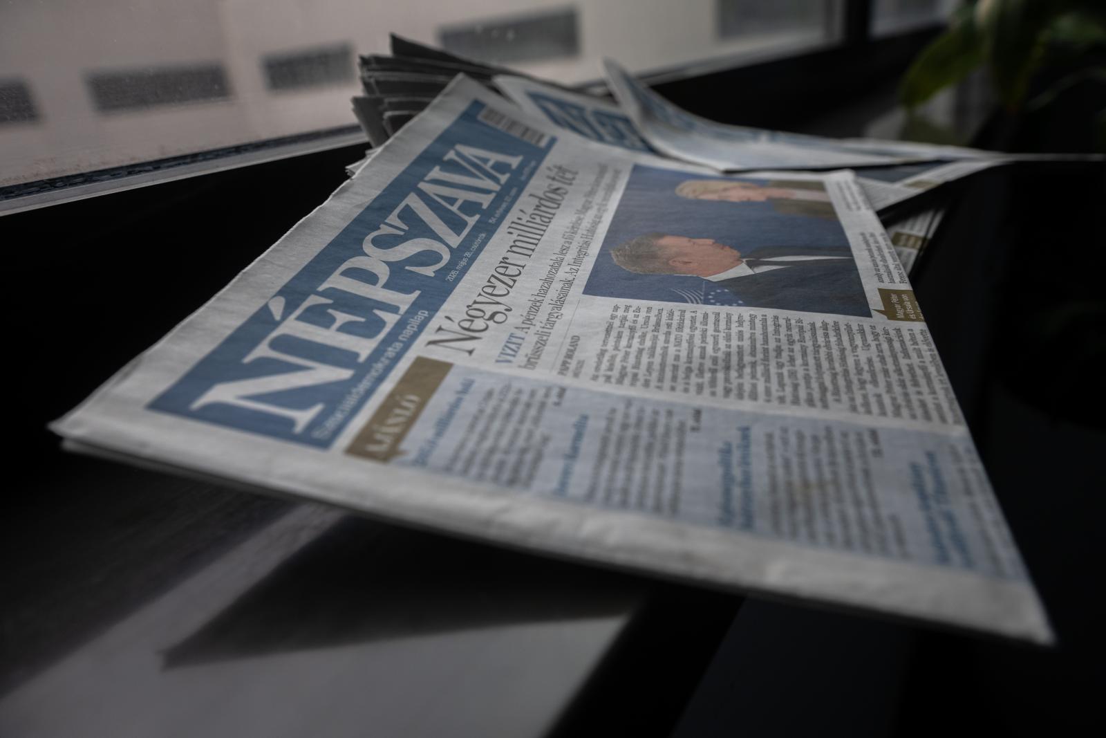 A Népszava a propagandagépezet ostorát és mézesmadzagját érdemelte ki, hogy fenntartsa a rendszer európaiságának látszatát