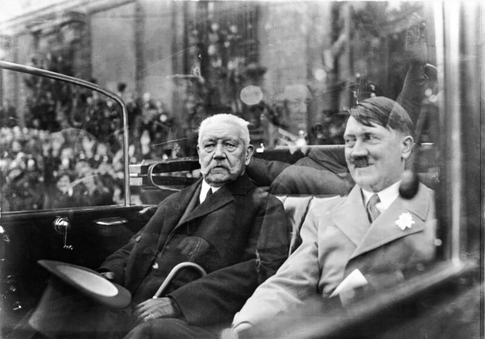 Hindenburg és Hitler. Politikai ellenfelei ostobasága, rövidlátása is kellett ahhoz, hogy rábeszéljék az agg államfőt, hogy nevezze ki kancellárrá a nácik vezérét