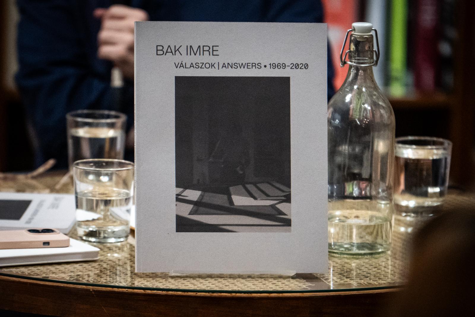 A kötet három beszélgetést tartalmaz: Frank János 1969-ben, Hajdu István 1993-ban és Deim Réka 2020-ban készített interjúját 