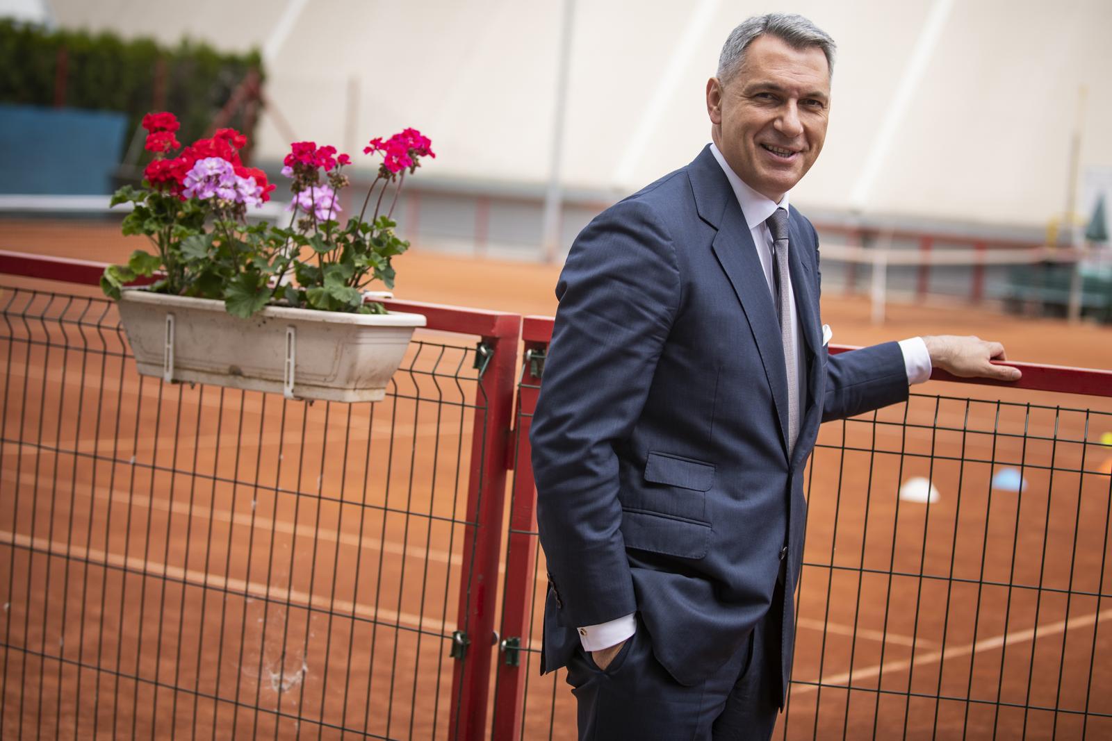 Önként, de nem dalolva távozott Lázár János a teniszes közegből