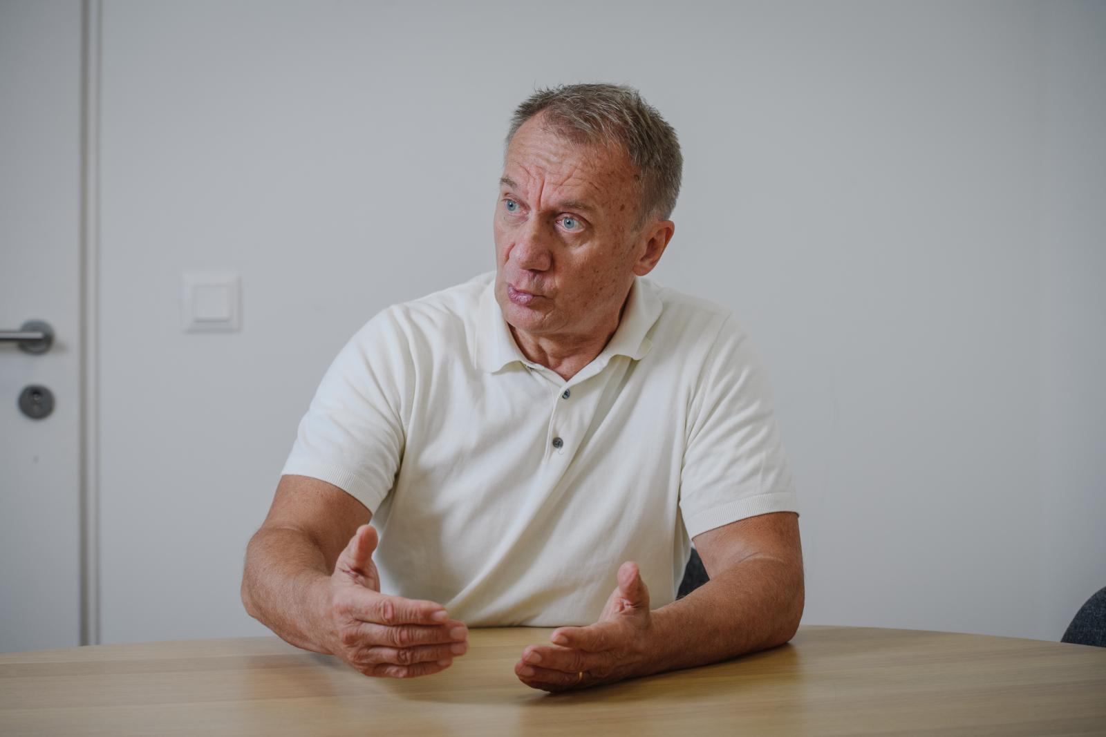 "Gyurcsány Ferenccel beszélő viszonyban vagyunk. Meghatározó politikus volt, de ő ebből a térből kilépett. Most nem ő határozza meg a DK politikáját, hanem az országos elnökség tagjai és azok a baloldali értelmiségiek, akik ma is itt vannak körülöttünk."