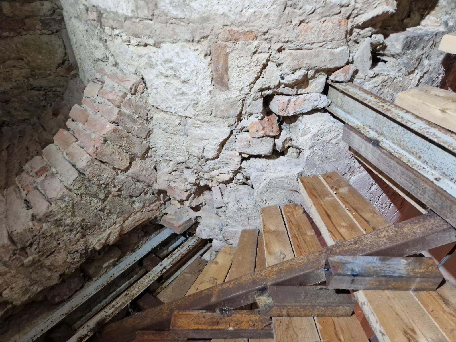 A Füvészkert igazgatósági épületének pinceszintjén fellelt középkori faldarabok