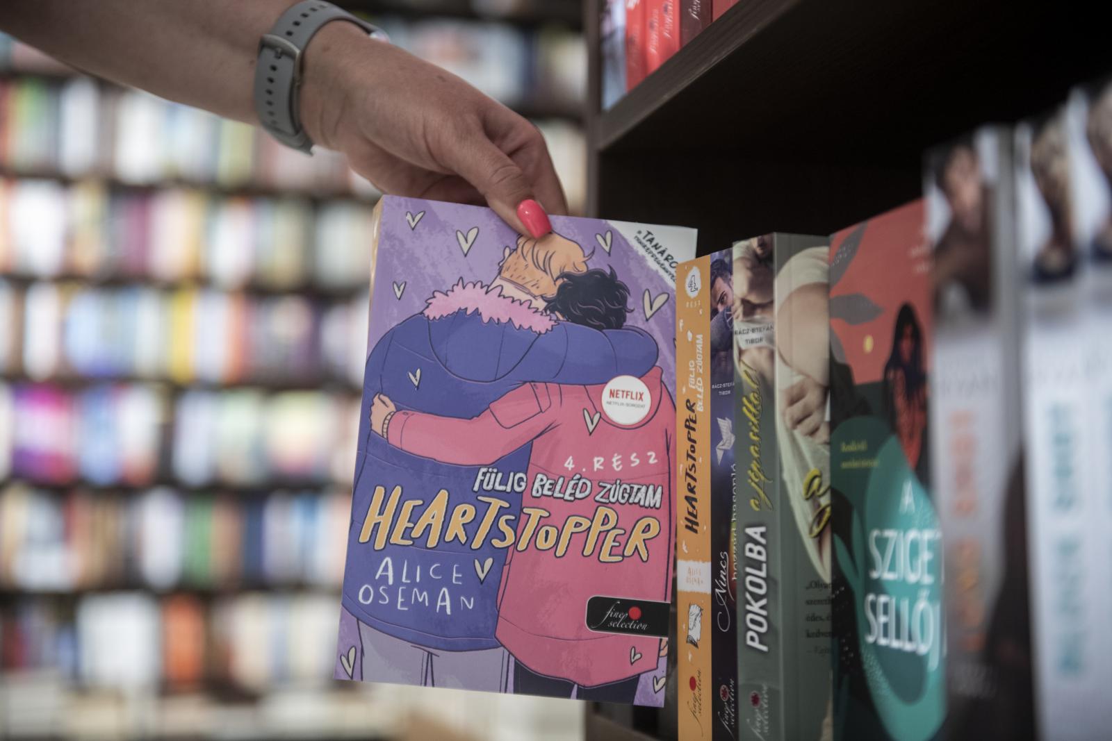 A Netflix-sorozat okán vált népszerűvé a Heartstopper, a Fidesz-kormány „reklámjának” köszönhetően pedig országos siker lett