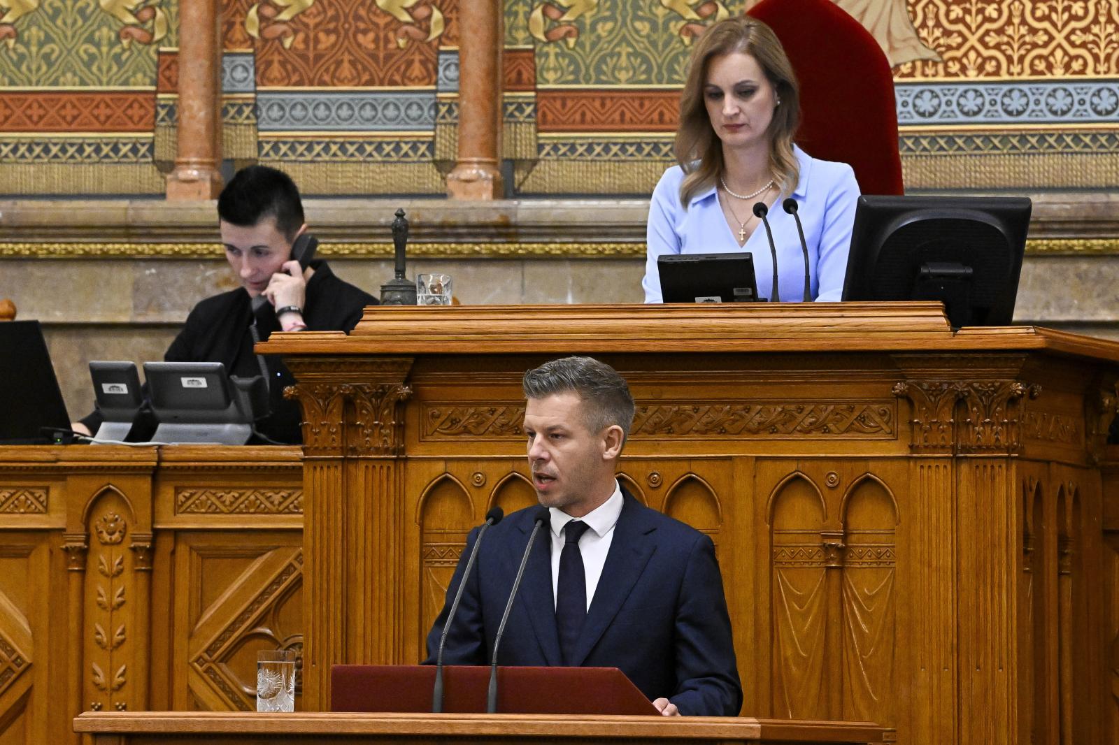 Magyar Péter miniszterelnök napirend előtt szólal fel az Országgyűlés rendkívüli ülésén