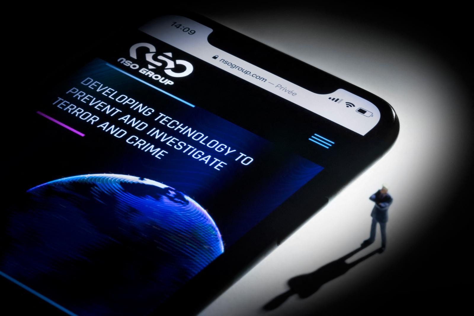 Megfigyelnek? A Pegasus kémprogramot gyártó az izraeli NSO Group honlapja egy mobiltelefonon.