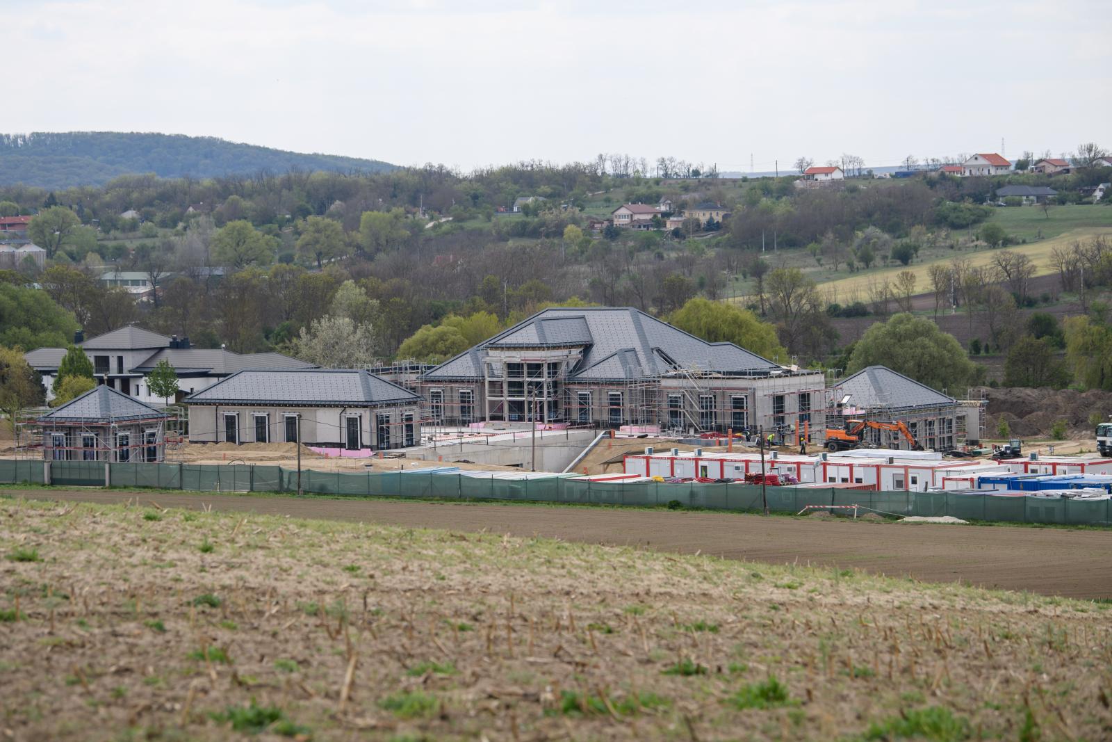 Becslések szerint 10 milliárd forintot kellett kicsengetni eddig Hatvanpusztára Orbán Győzőnek.