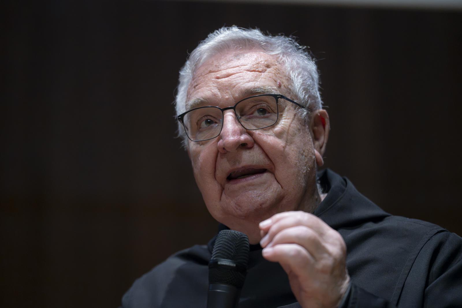 Korniss Péter Úton (2015) című fotográfiájáról mesél. A kép A városban című sorozat része