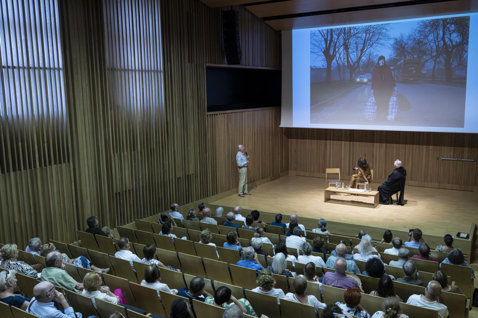 Korniss Péter Úton (2015) című fotográfiájáról mesél. A kép A városban című sorozat része