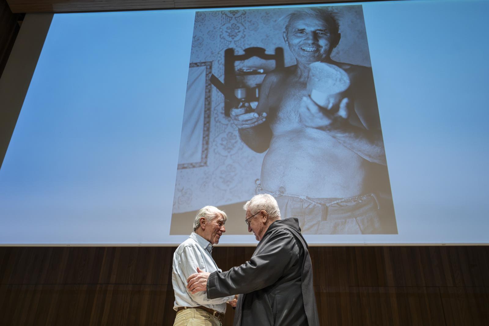Korniss Péter Úton (2015) című fotográfiájáról mesél. A kép A városban című sorozat része