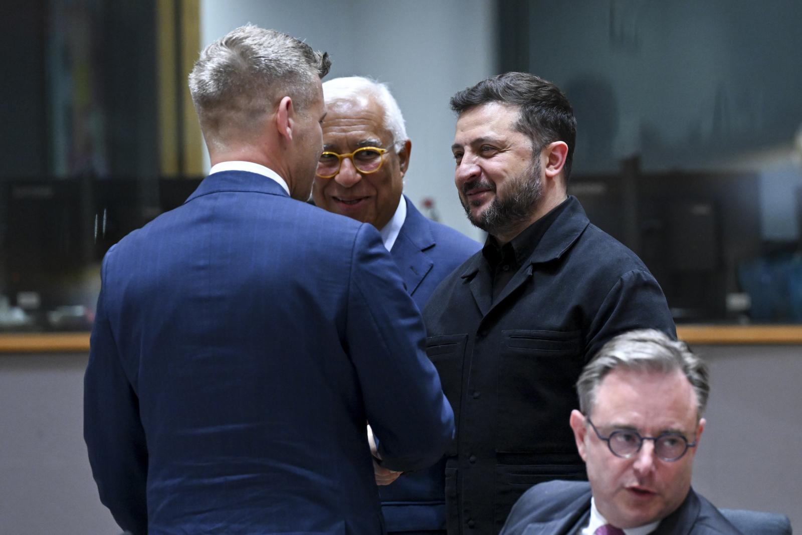 Magyar Péter miniszterelnök és Volodimir Zelenszkij ukrán elnök kézfogása a június 18-i EU-csúcson