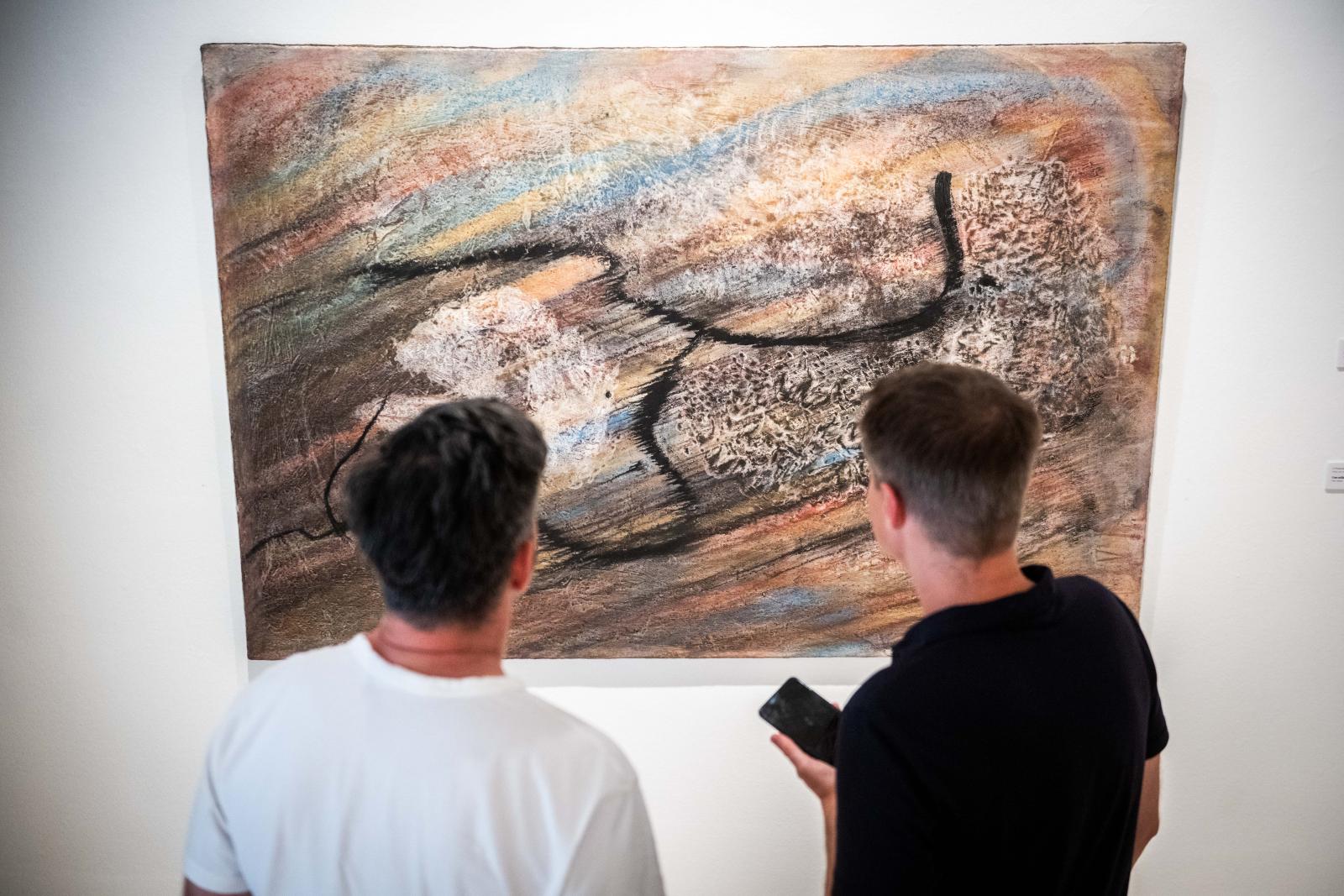 François Fiedler festményeit a lascaux-i barlangrajzok is megihlették