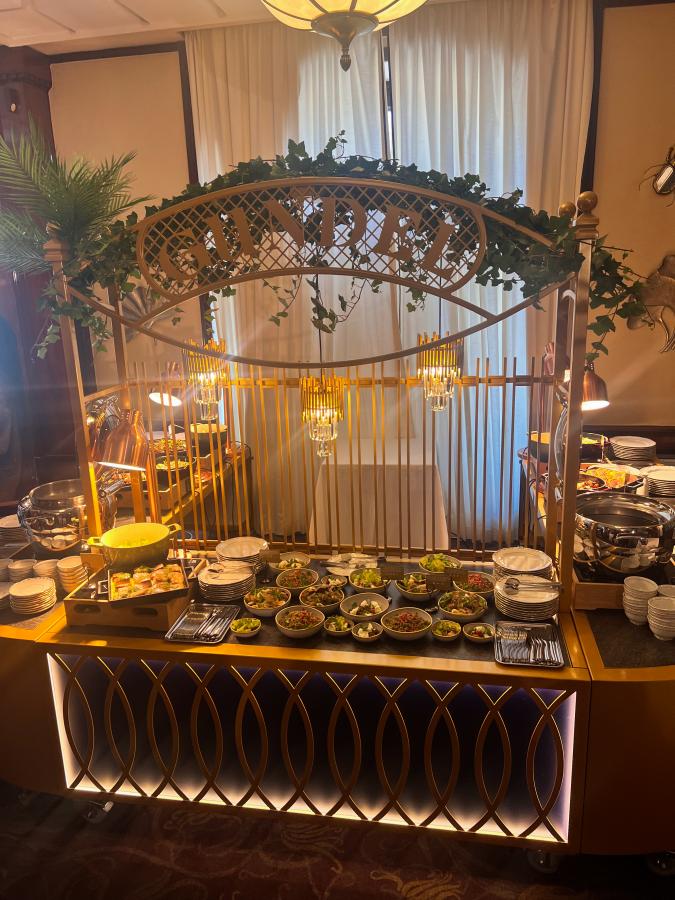 A Gundel-kert százéves kapuja "díszíti" a catering pultot