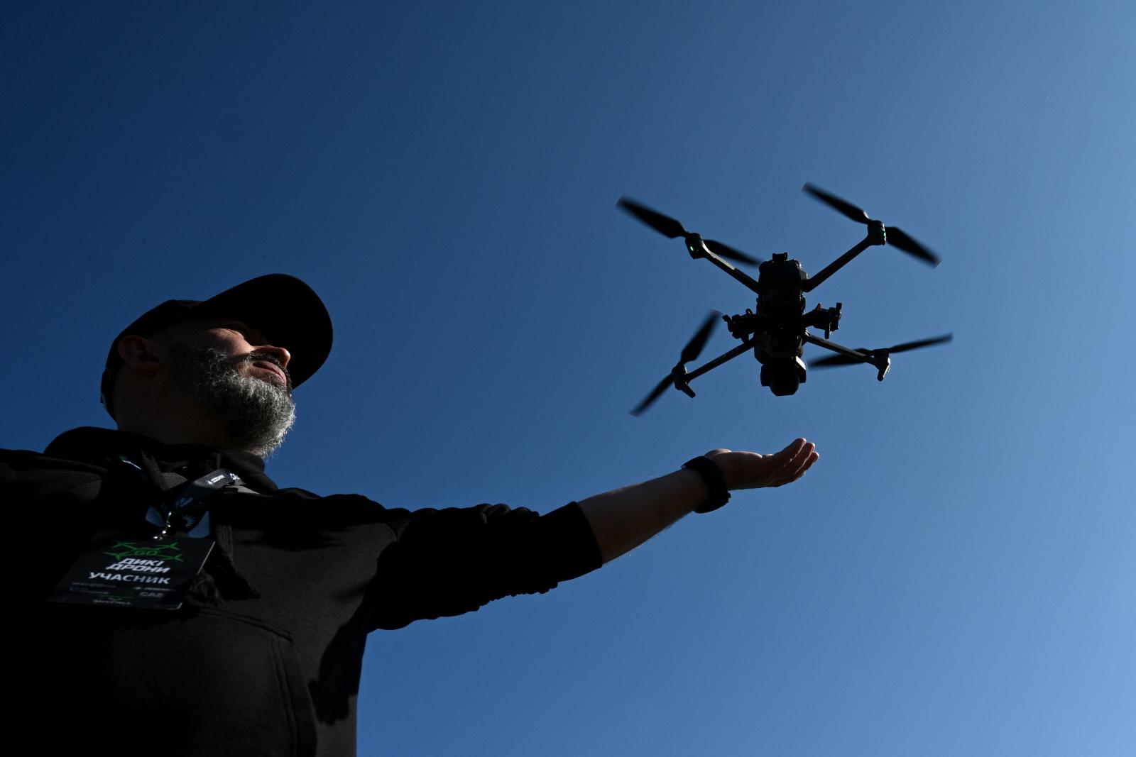 Ukrán katona a Wild Drones (Vad Drónok) nevű drónversenyen, amelyet a harctéri körülmények szimulálására szerveztek.