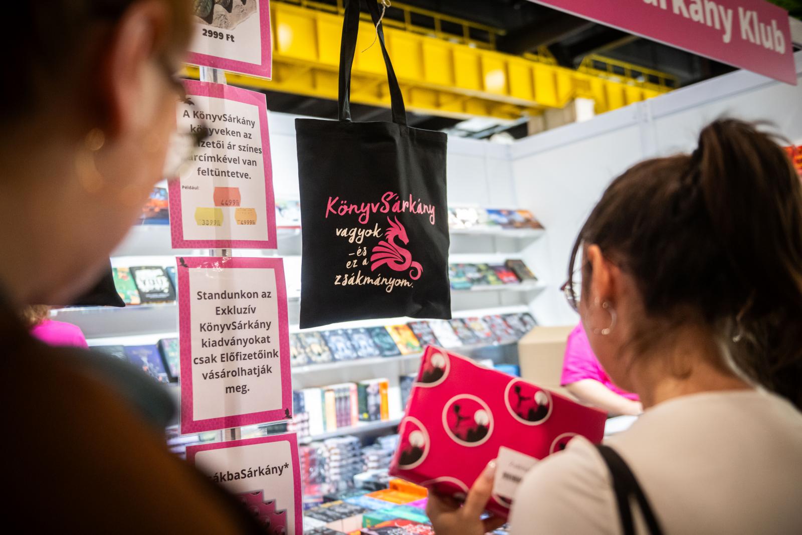 A könyvfesztiválon már kora délután sereglettek a látogatók