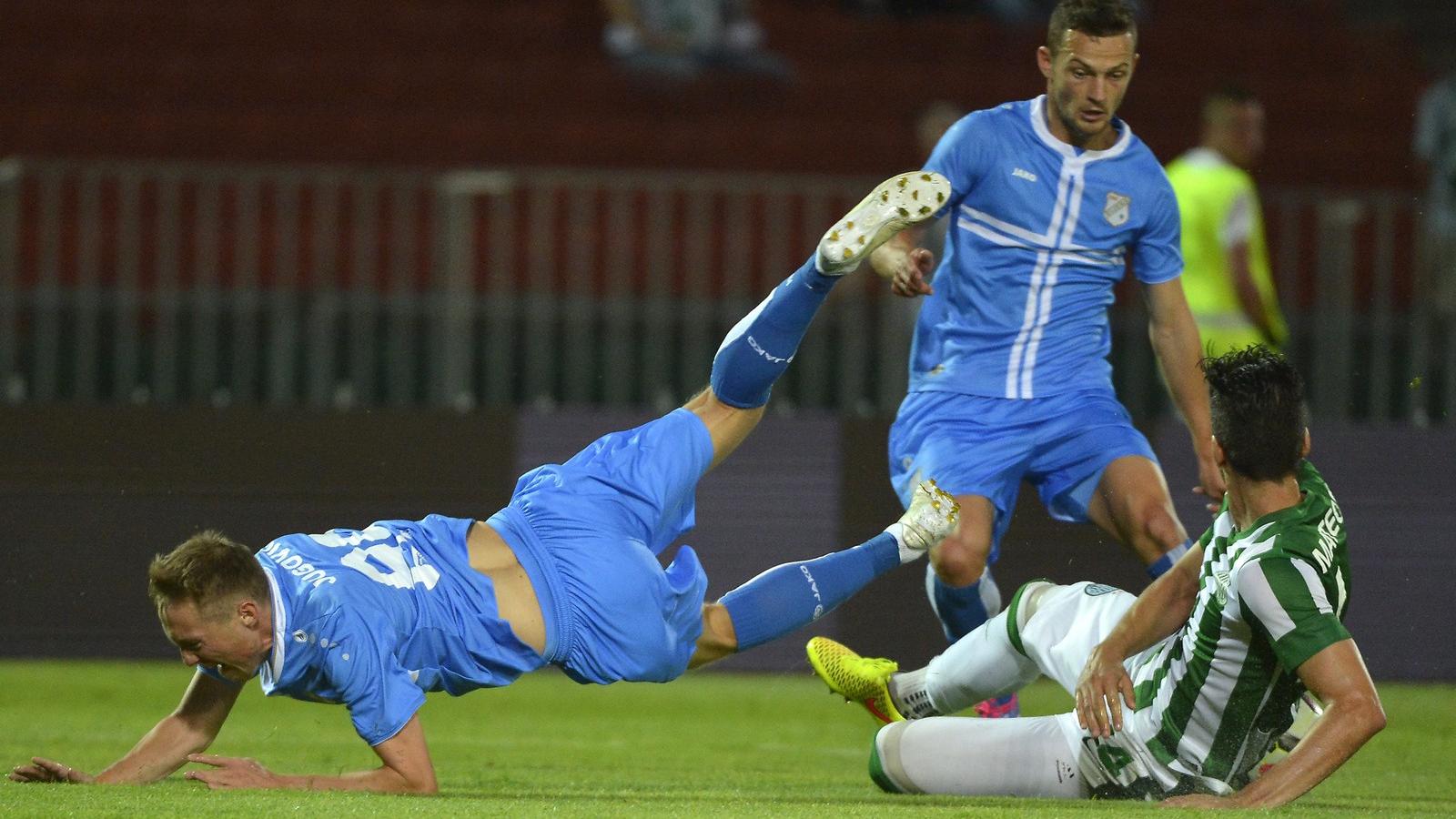 A horvát Vedran Jugovic és Ivan Tomecak, jobbról a ferencvárosi David Mateos. MTI Fotó: Illyés Tibor