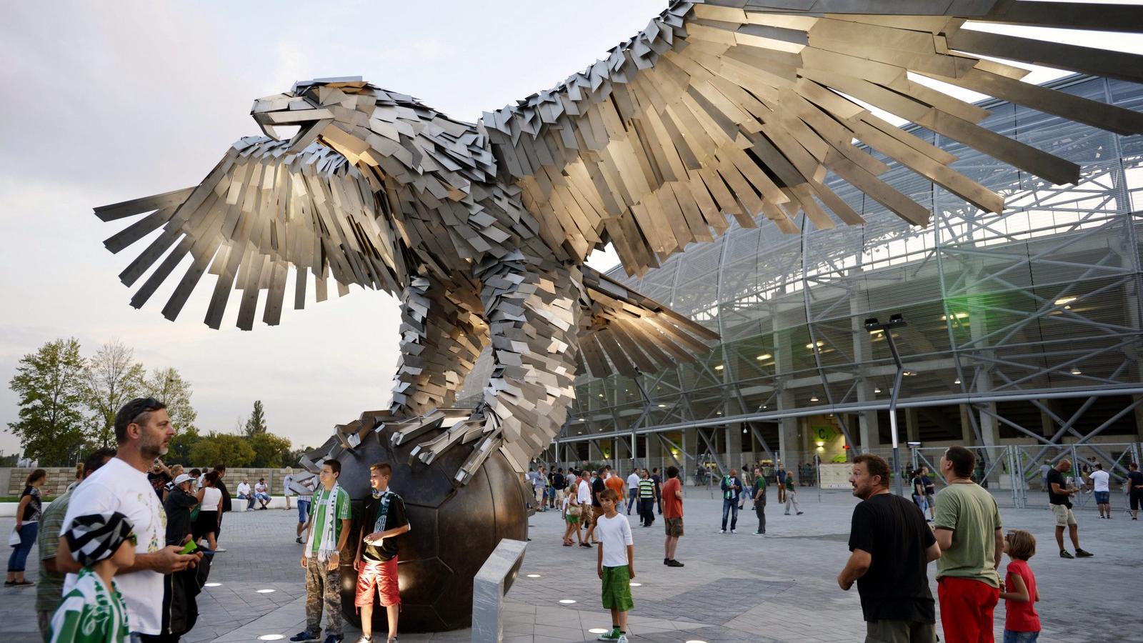 A Ferencváros kabalaállatának, a sasnak a szobra az új stadionnál, a Groupama Arénánál a Ferencváros - Újpest öregfiúk mérkőzés 