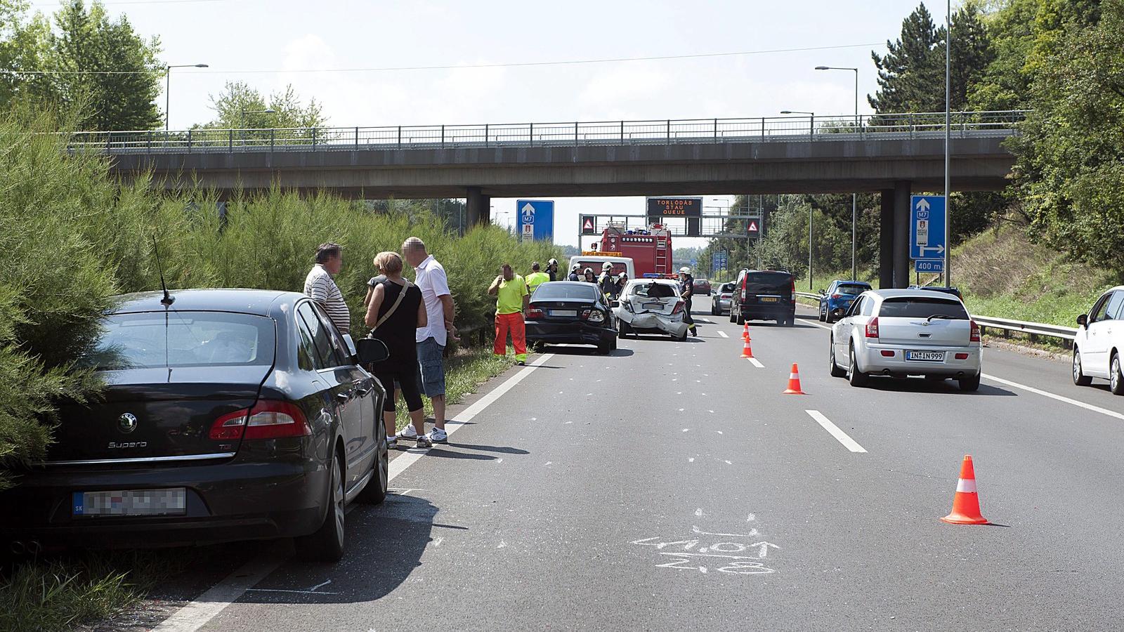 Közlekedési baleset helyszíne az M7-es autópályán Törökbálint közelében. Az autópálya Balaton felé vezető oldalán, a 15-ös kilom