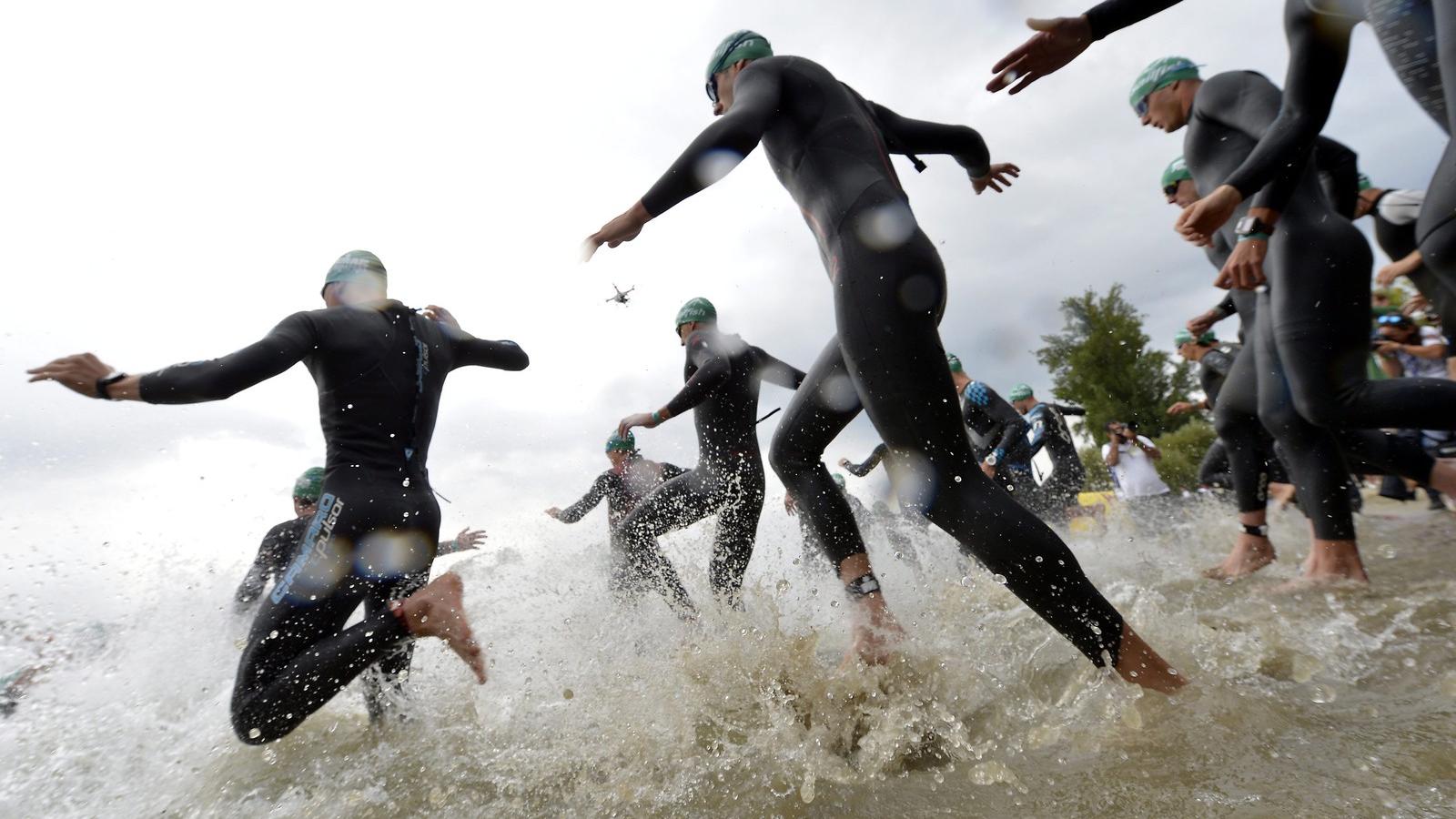 A 18-29 éves férfiak rajtja a Kopaszi-gátnál az Ironman Budapest 70.3 elnevezésű nemzetközi triatlon viadalon a fővárosban, a vi