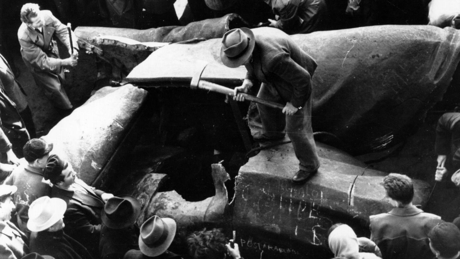 1956: a felháborodott tüntetők így számoltak le a sztálinizmussal FOTÓ: EUROPRESS/GETTY IMAGES/HULTON ARCHIVE