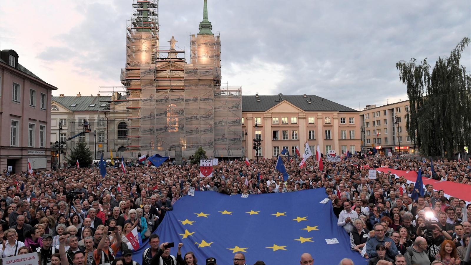 Varsói tüntetés kedd este, a bírók kényszernyugdíjazása ellen.