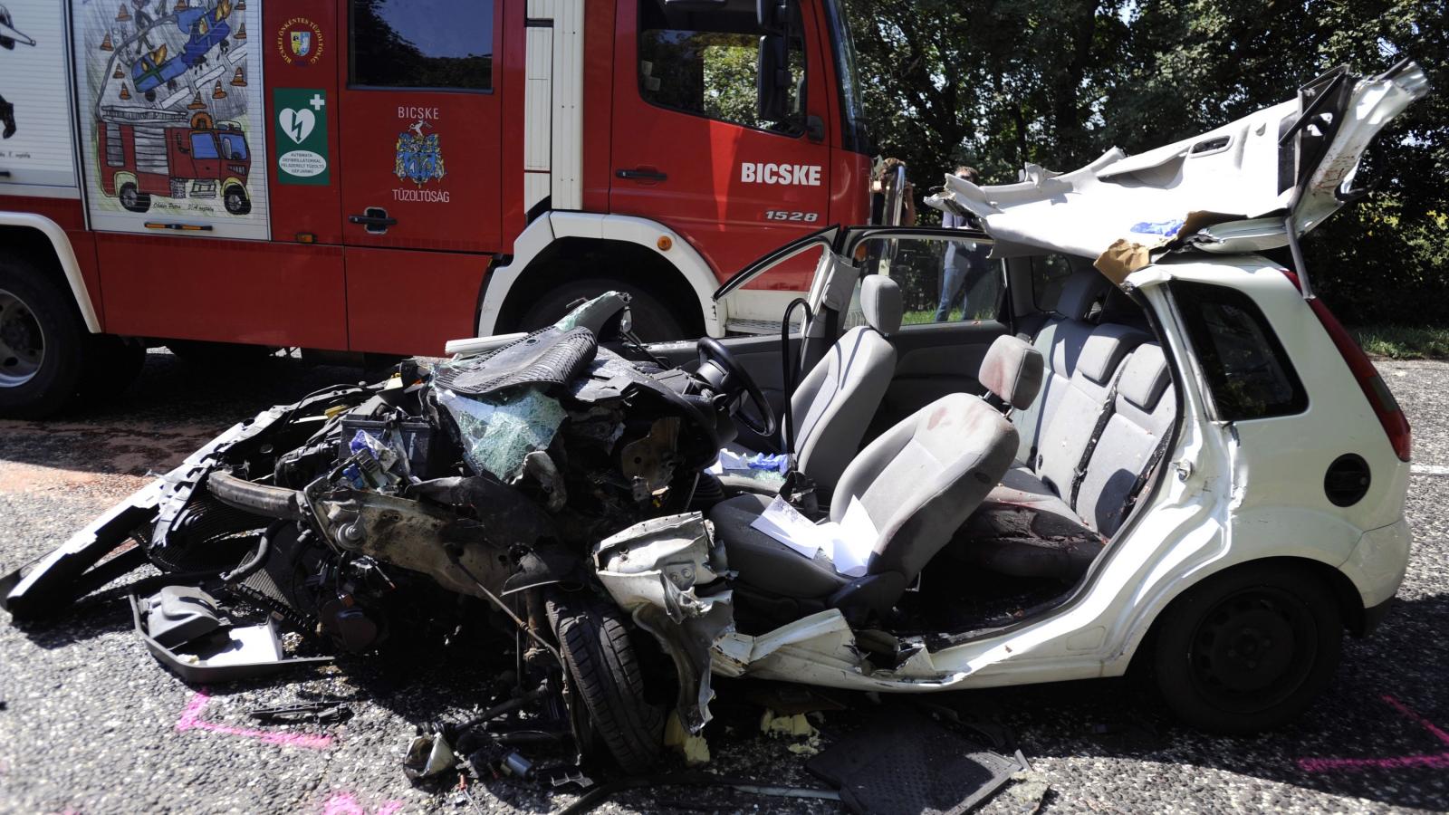 Összetört személygépkocsi, miután teherautóval ütközött az 1-es főúton Bicskénél