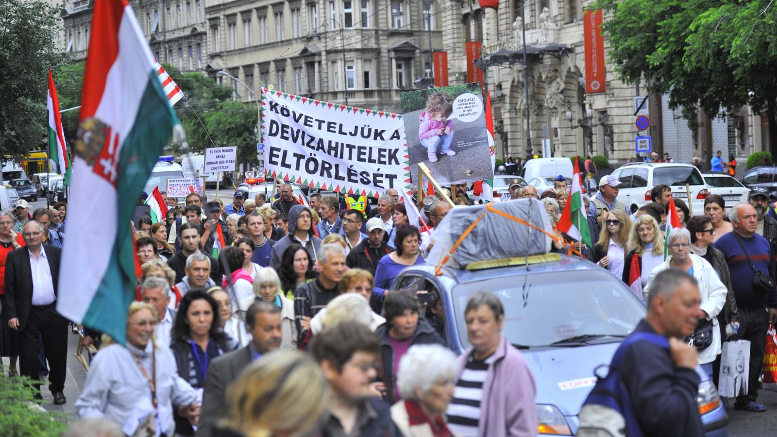 A devizahitelesek folyamatos tiltakozása ellenére az állami akarat győzött az elszámolások menetét illetően