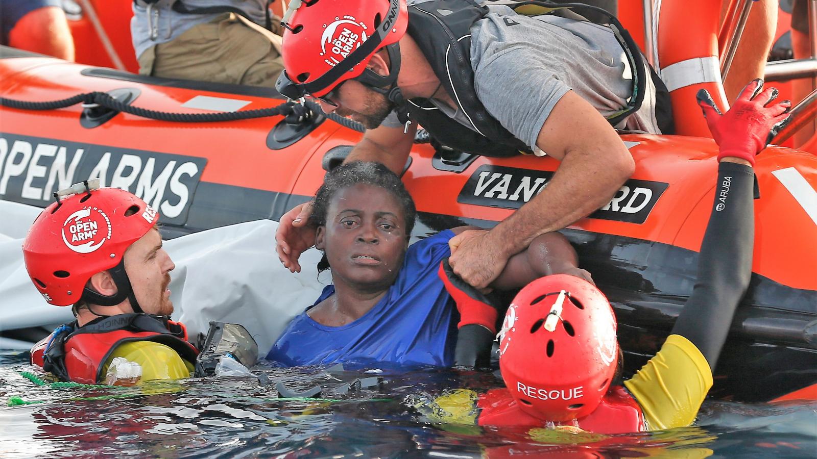 Az olasz kikötőkből kitiltott Open Arms Proactiva legénysége egy kameruni asszonyt ment ki a tengerből. A kép július 17-én készü