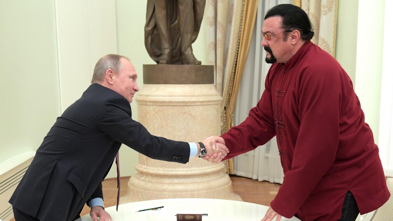 Steven Seagal és Vlagyimir Putyin 2016-ban.