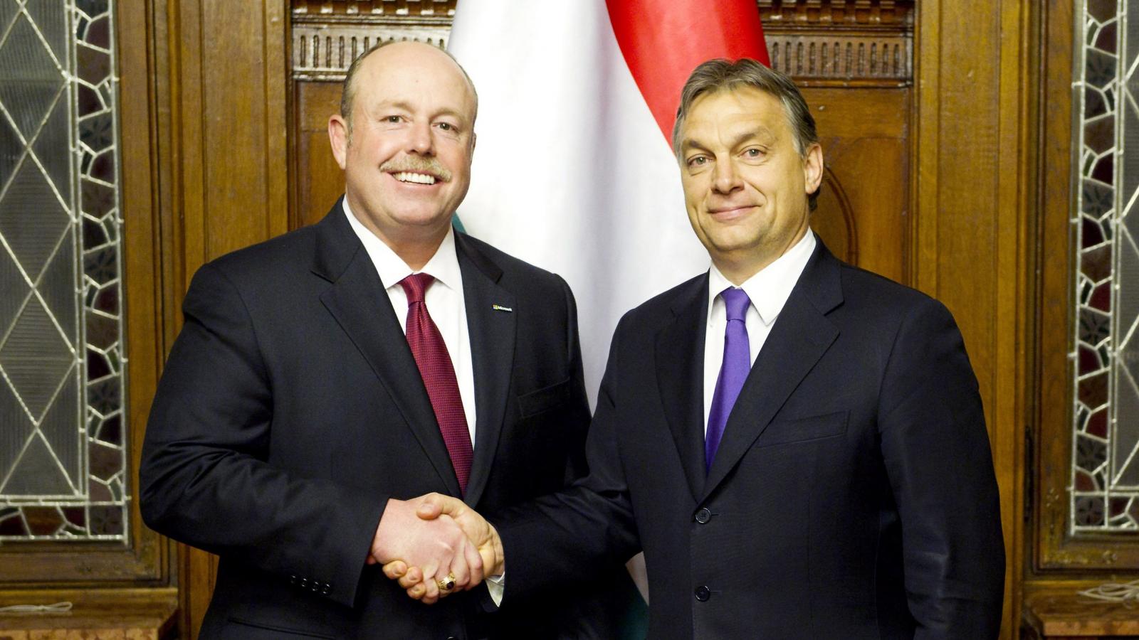 Orbán Viktor miniszterelnök (j) fogadja Kevin Turnert, a Microsoft alelnökét a Parlamentben 2012. november 7-én.