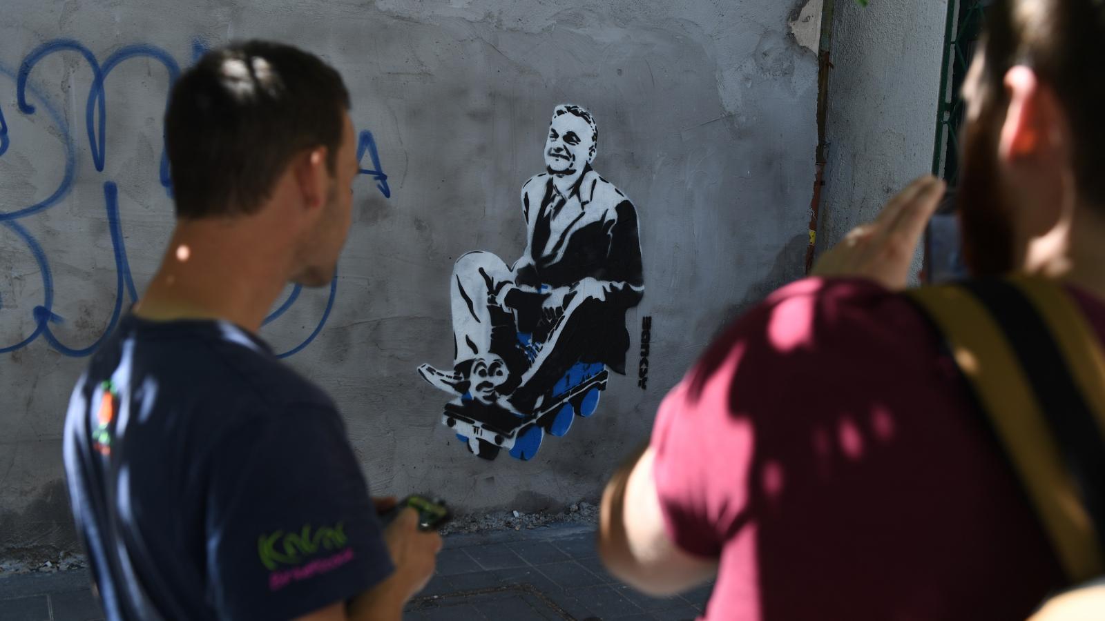 Gyorsan eltűntek a kisvonatozó Orbánnal viccelődő graffitik is a városból