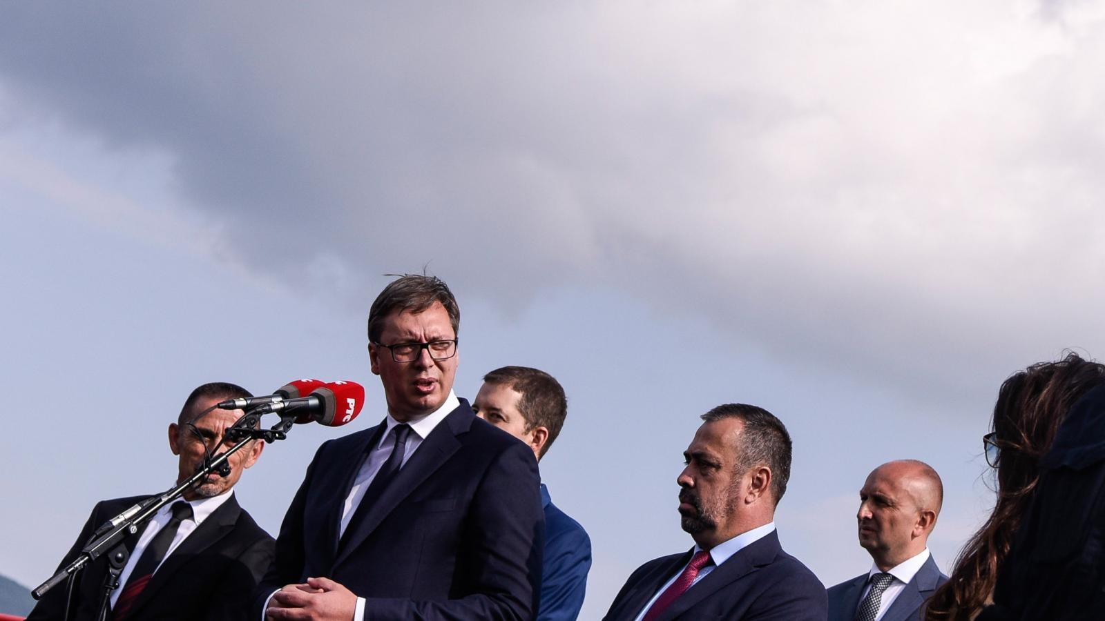 Vucic beszél egy észak-mitrovicei víztározónál