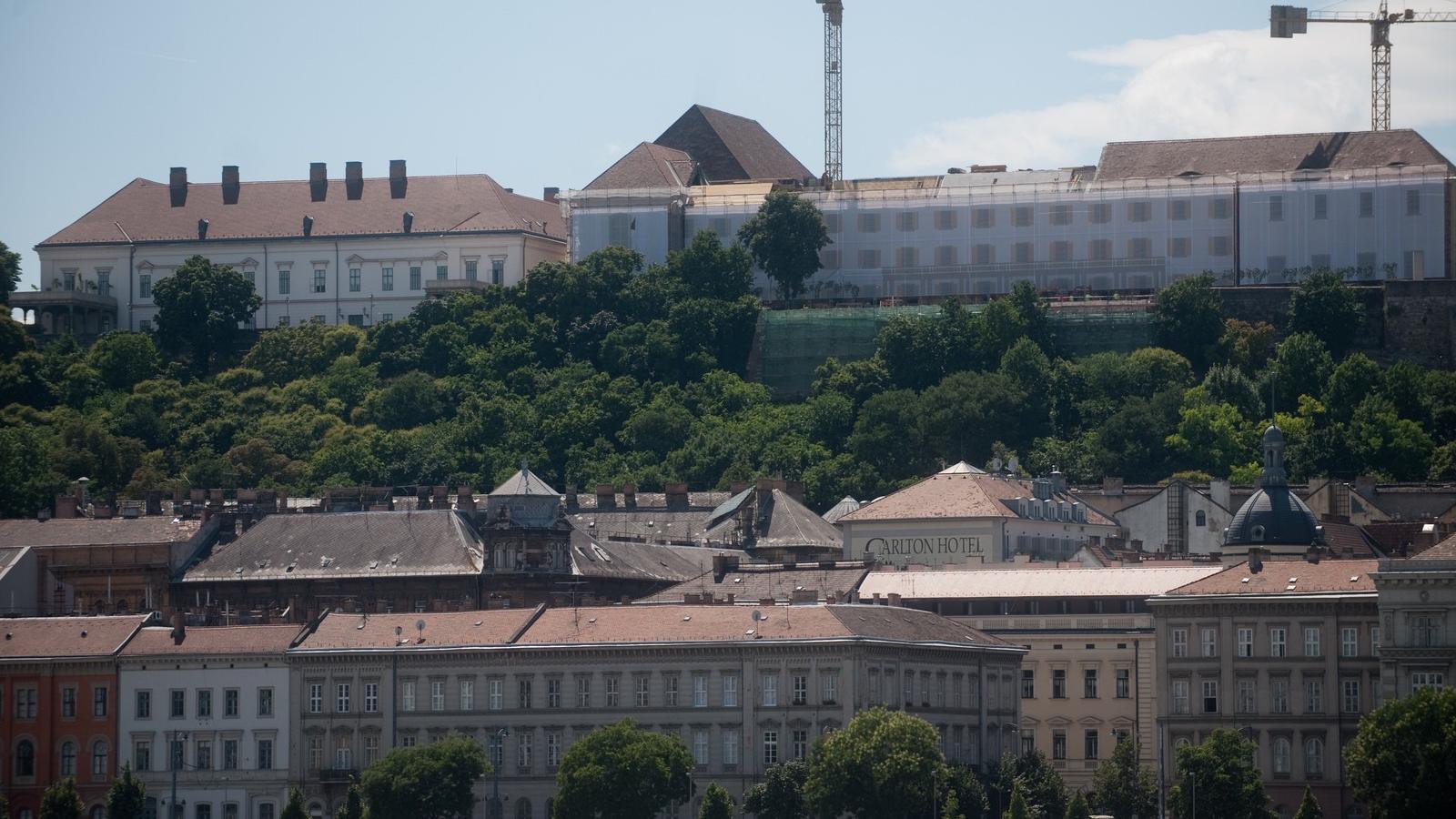 Illusztráció - javában folyik az egykori karmelita kolostor átépítése, ahová Orbán Viktor költözik.